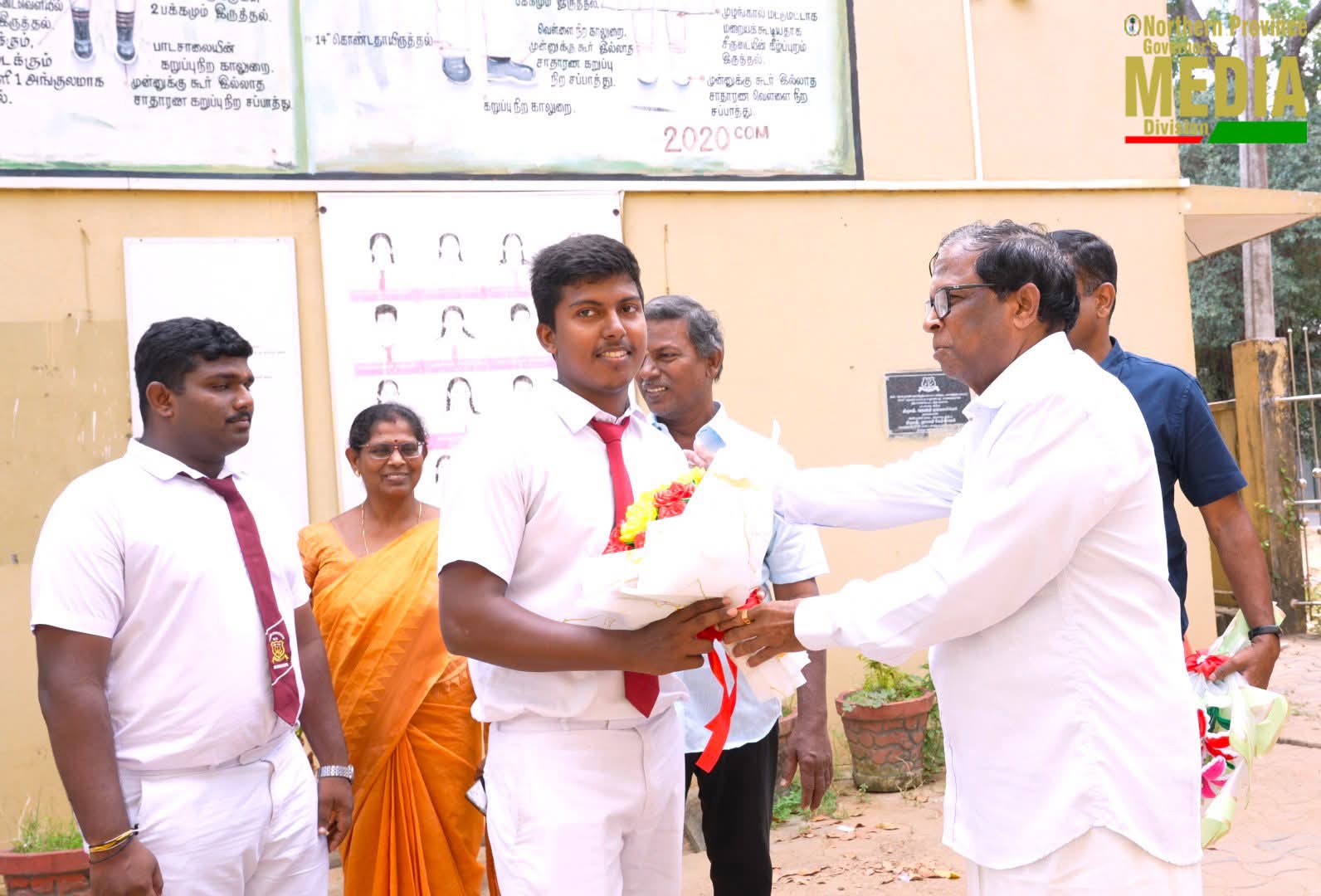 வடக்கு மாகாண கௌரவ ஆளுநர் மற்றும் கிளிநொச்சி மாவட்டச் செயலாளர் ஆகியோர் எமது சாதனை மாணவர்களை வாழ்த்த நேற்று (01.04.2026) நேரில் வருகை தந்தனர்.